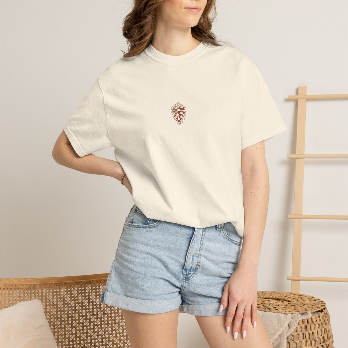 T-shirt Pomme de Pin — Design Minimaliste