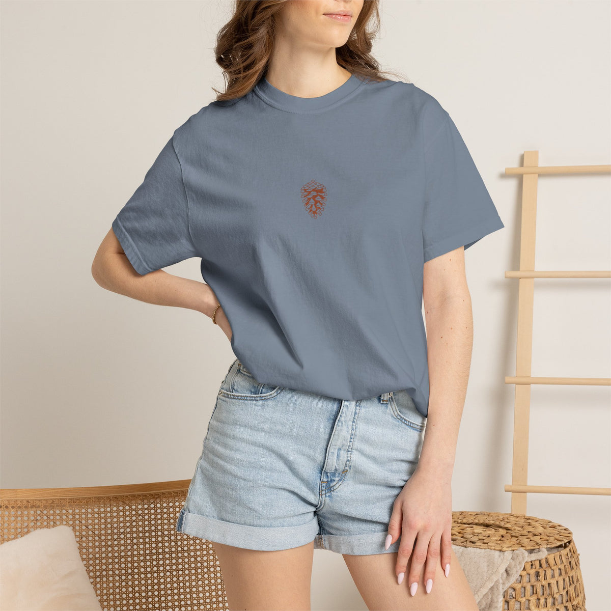 T-shirt Pomme de Pin — Design Minimaliste