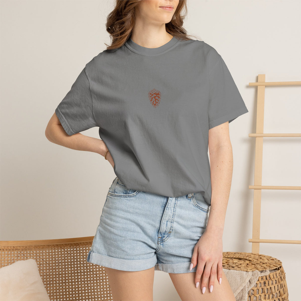 T-shirt Pomme de Pin — Design Minimaliste