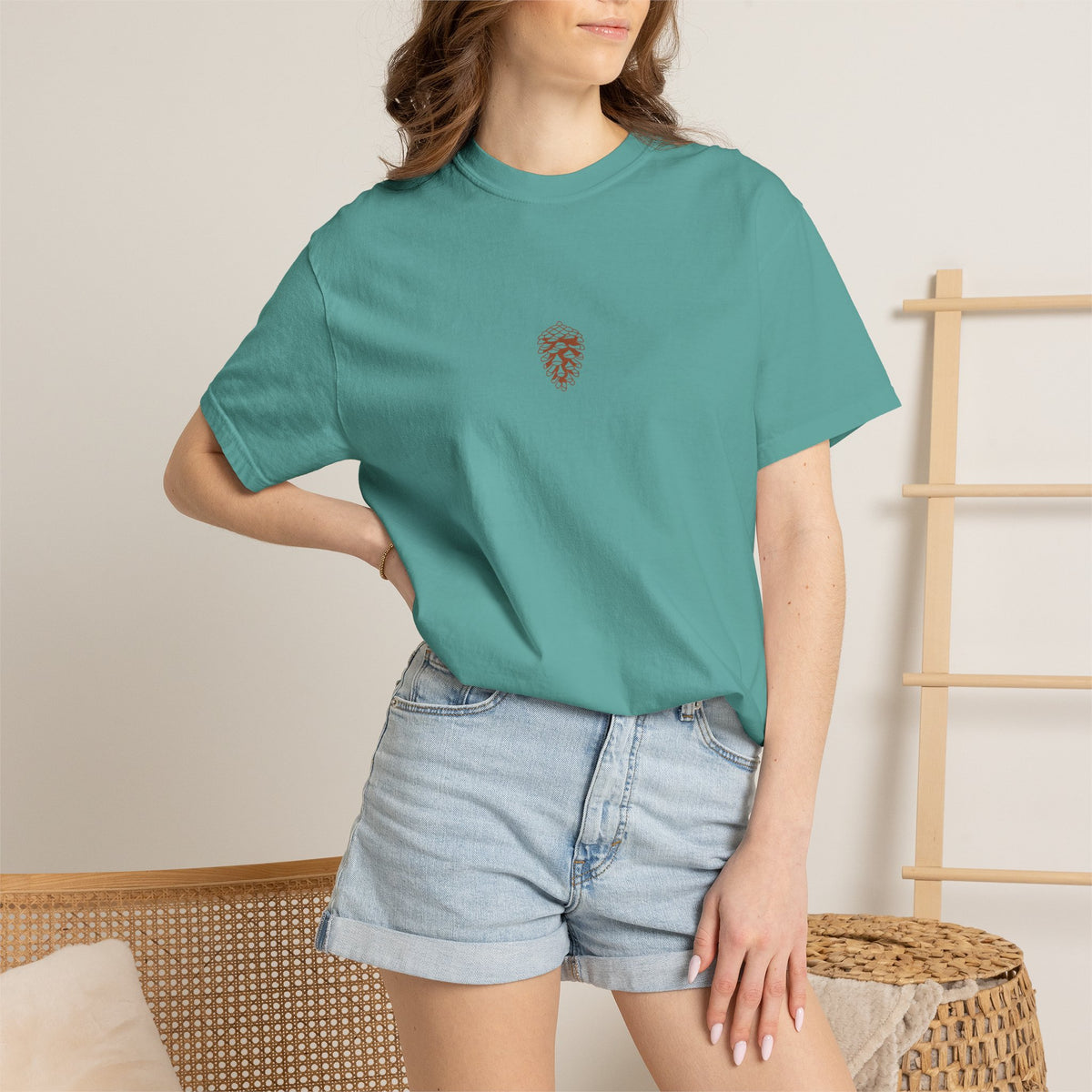 T-shirt Pomme de Pin — Design Minimaliste