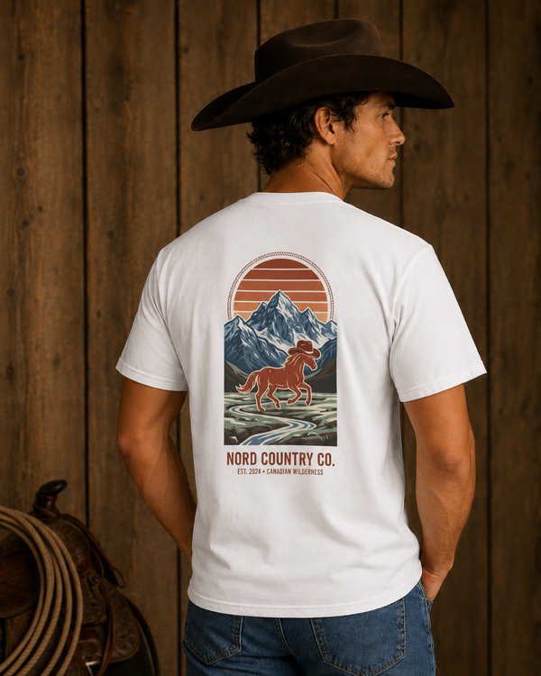 T-shirt Cheval Cowboy Nord Country Co. — motif cheval sauvage et coucher de soleil dans les Rocheuses
