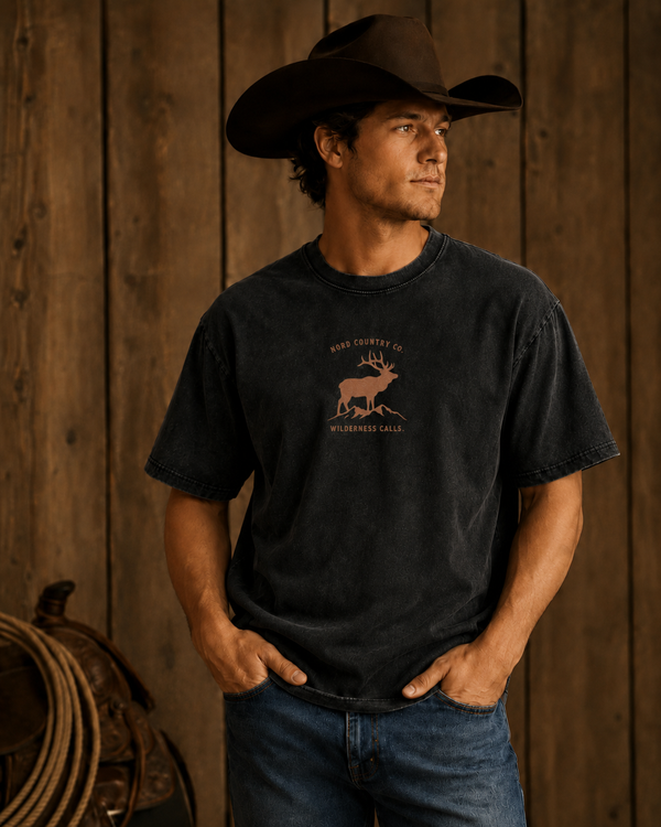 T-shirt Wapiti des Rocheuses Nord Country Co. — silhouette de wapiti et montagnes, Wilderness Calls